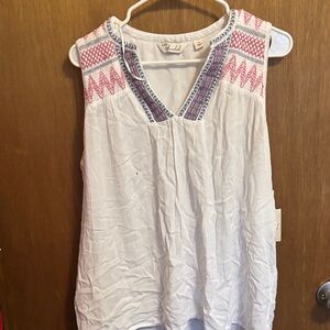 Chic White Sleeveless Blouse with Embroidery